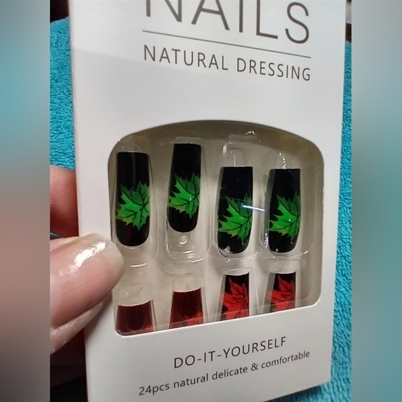 Press on nails maple leaf red green black nails set colorful - Picture 2 of 3